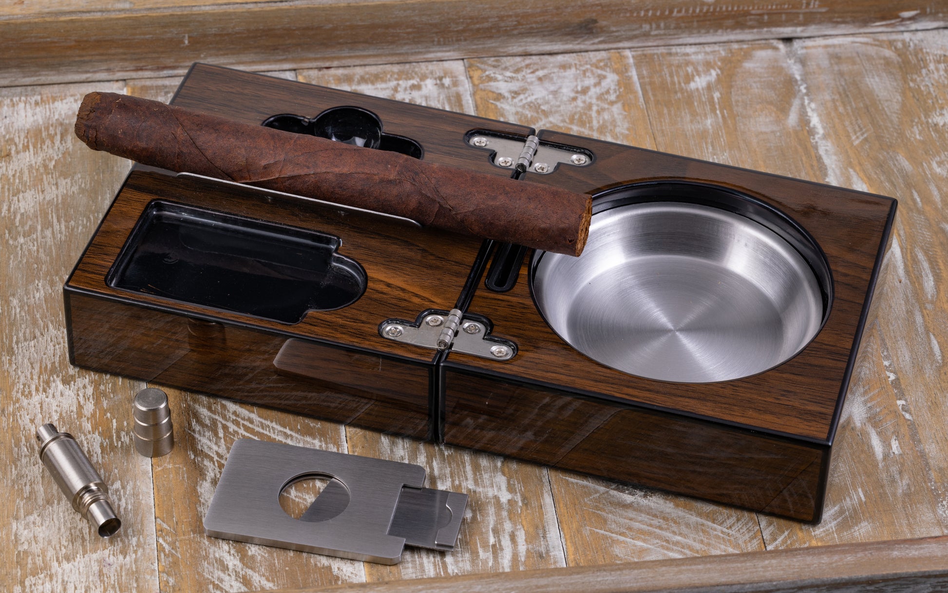 Folding Ashtray Set.